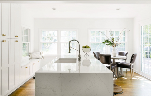 Dapur mewah dan elegan dengan tampilan all-white